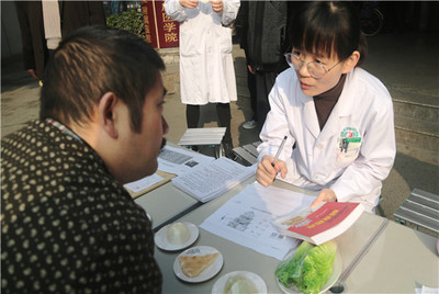 健康中国行之合理膳食——绵阳市中医医院开展免费义诊咨询活动